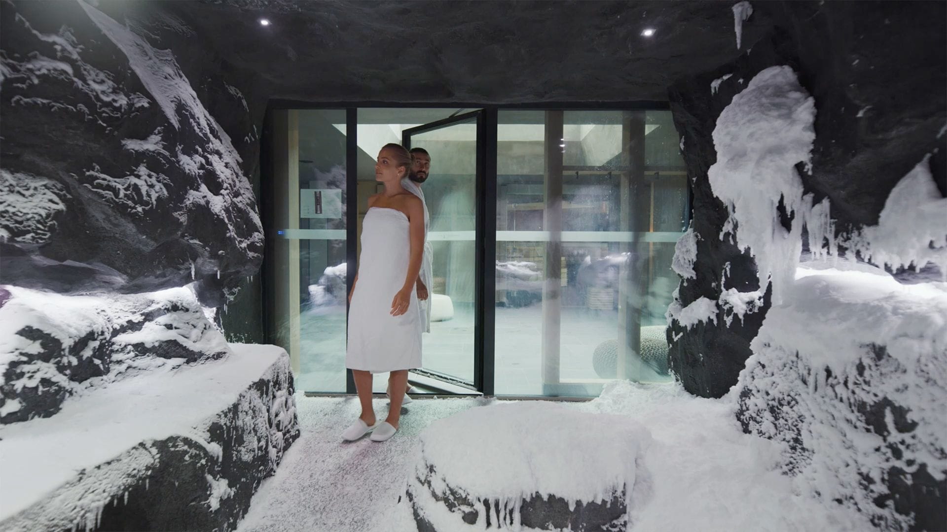 Snow Room Spas Perfect for a Therapeutic White Christmas Leisurequip