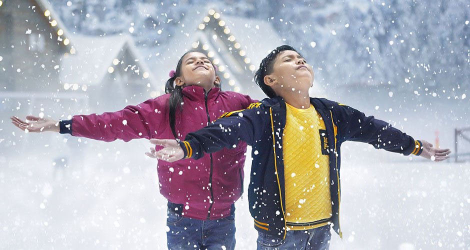 kids enjoying indoor snow