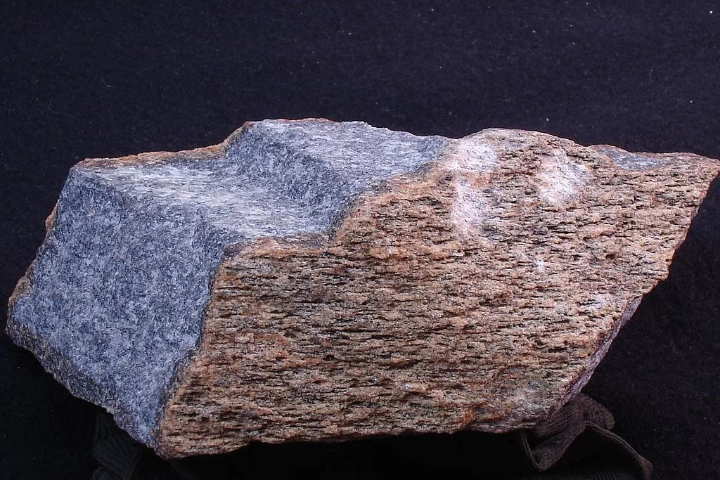 Medium grained granulite of metasedimentary origin.